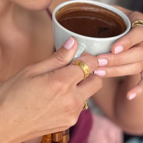 Gros plan sur la bague aux motifs grecs modèle Méandros - savoir faire 100% français - un bijou Photyne