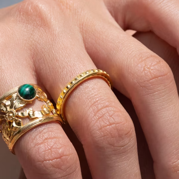 gros plan sur la bague ajustable pour femme Telia et ses reliefs sculptés dorés à l'or fin- anneau ajustable - un bijou Photyne