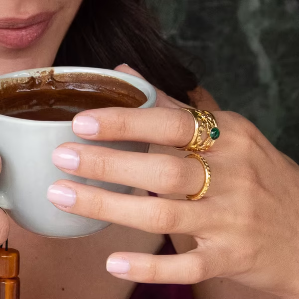 BIjou grec superbe - bague Uranie au décor ciselé - cabochon Malachite verte - Photyne