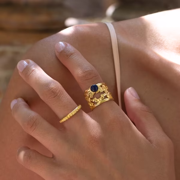 Gros plan sur la bague Uranie et sa pierre en Lapis Lazuli - un bijou chic et magique - Photyne