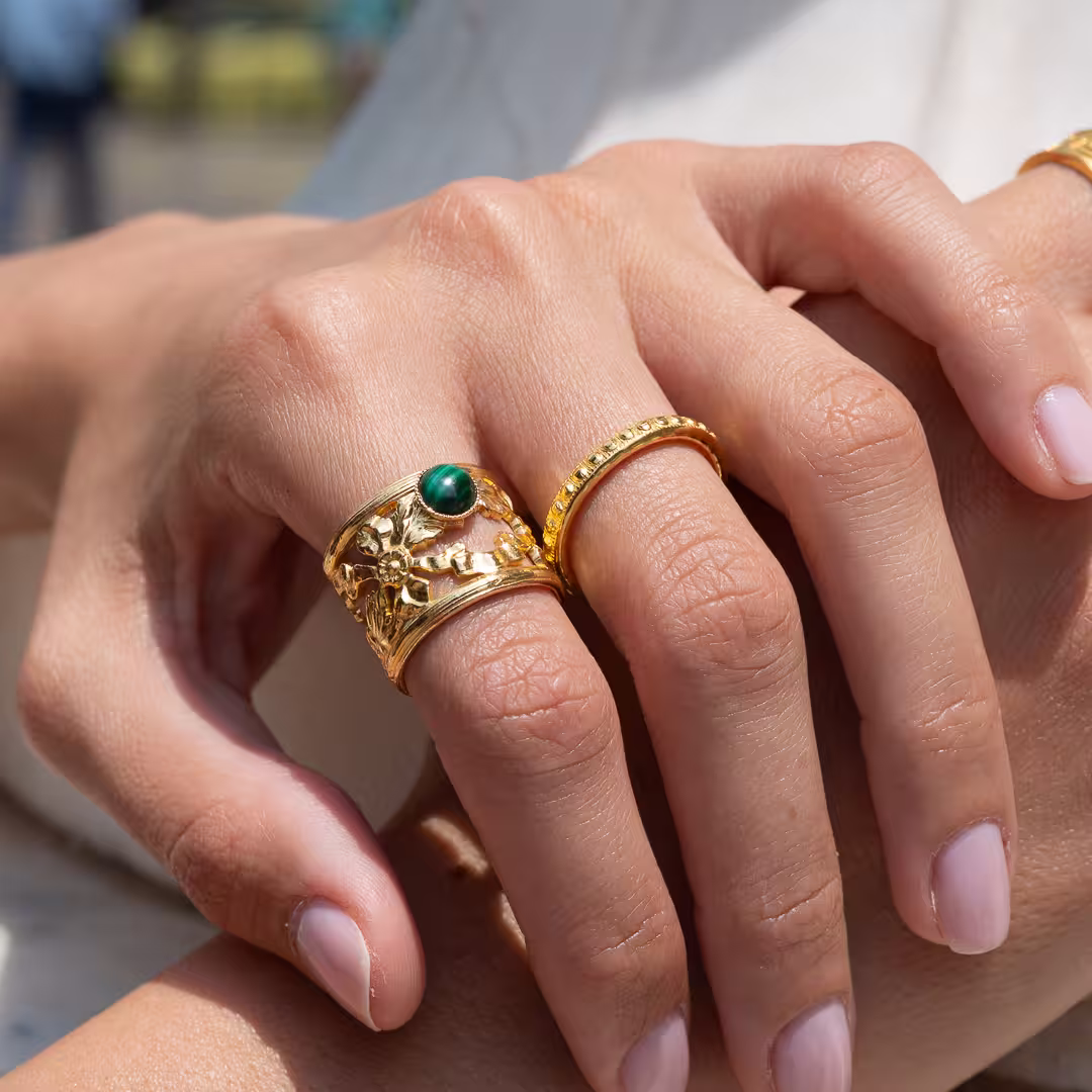 Bague dorée à l'or fin et surmontée d'une pierre semi précieuse en Malachite- modèle Uranie - Photyne