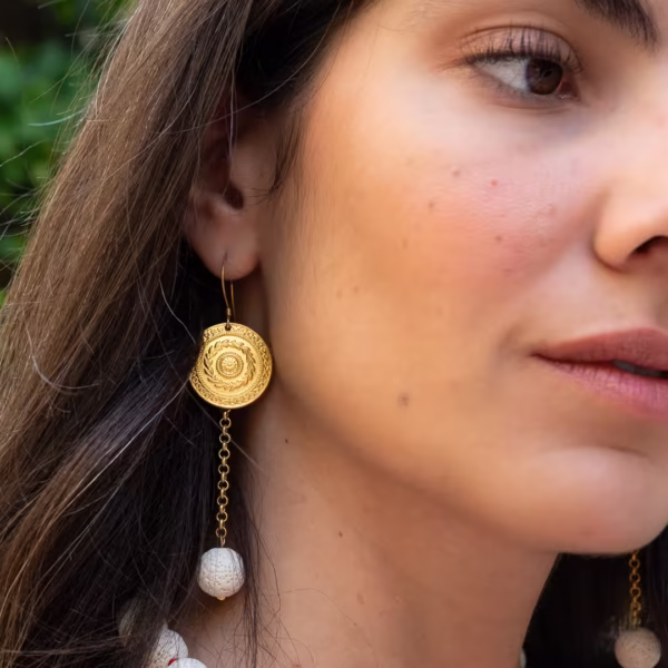 Boucles d’oreilles Oia en pierre de lave blanche, perle 14mm et médaille dorée élégante, bijou artisanal inspiré de Santorin, une création Photyne.