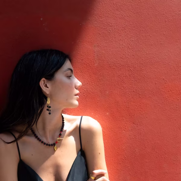 Boucles pendantes 8 cm, perles noires en pierre de lave naturelle et médaille dorée raffinée, savoir faire artisanal Photyne.