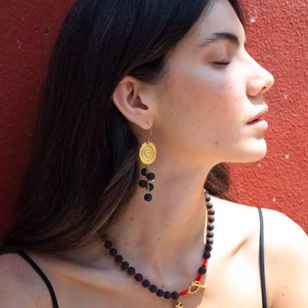 Boucles pendantes Fira, design volcanique avec perles de lave noire et chaînette dorée, bijou chic artisanal, une création Photyne.