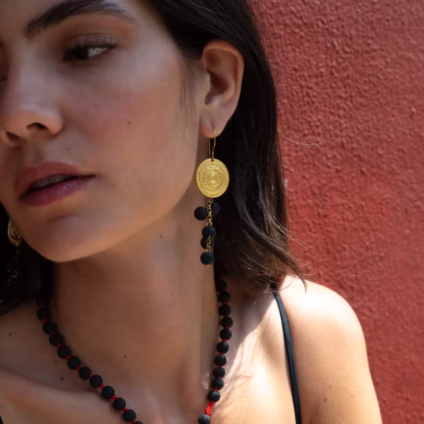 Bijou femme inspiré de Santorin, boucles d’oreilles en pierre de lave noire et médaille dorée, une création originale Photyne.