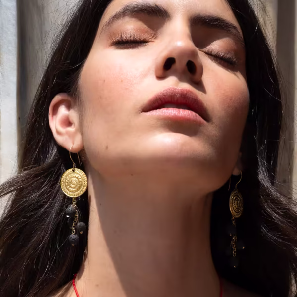 Boucles pendantes femme, perles en pierre de lave noire et éléments dorés à l’or fin, savoir faire artisanal Photyne.