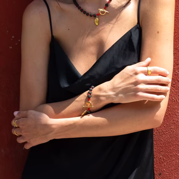 Bracelet artisanal grec, perles de lave noire et attache dorée à l’or fin, symbole de courage et équilibre, savoir faire artisanal Photyne