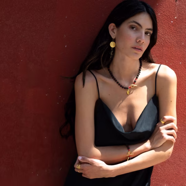 Collection Fira -inspiration Cyclades, création unique Photyne - bracelet, collier et boucles d'oreilles pendantes, perles de lave noire et breloques dorées -