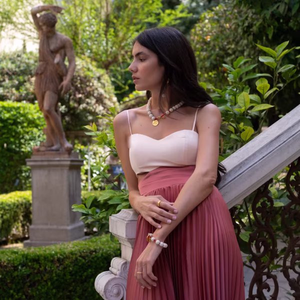 Bijou inspiré de Santorin, bracelet en pierre de lave blanche et médaille dorée, élégance artisanale méditerranéenne, une création originale Photyne.