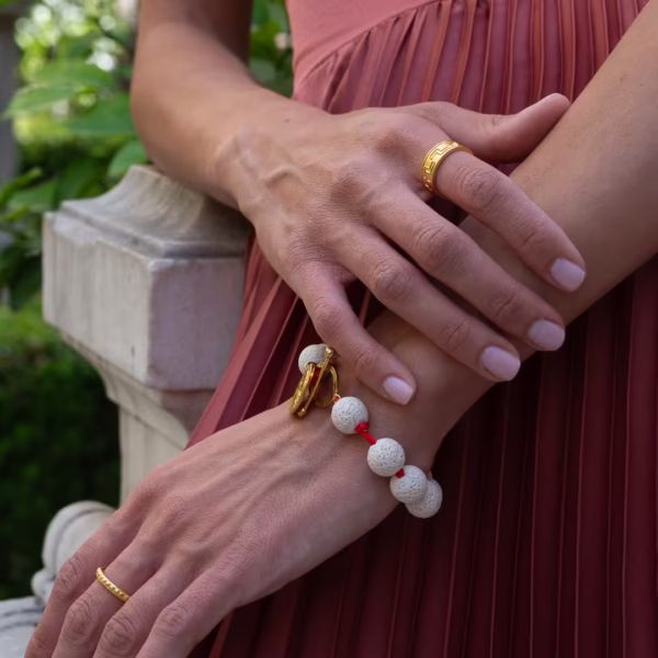Bijou Oia, bracelet élégant en pierre de lave blanche et fermoir T doré à l’or fin, création unique Photyne.