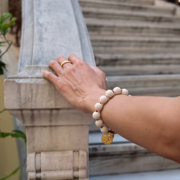 Bracelet Oia en pierre de lave blanche, perles 14mm et fermoir doré raffiné, bijou artisanal inspiré de Santorin, une création Photyne.