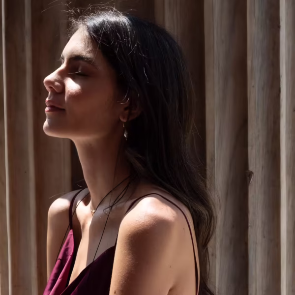 Sautoir Eros, lacet noir et breloque coeur doré - un bijou Photyne