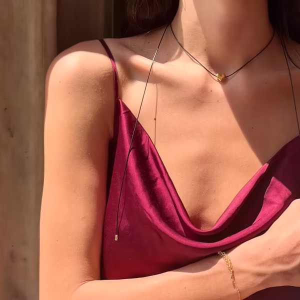 collier lacet ajustable en ras du cou ou sautoir- breloque dorée coeur- modèle Eros- bijou Photyne