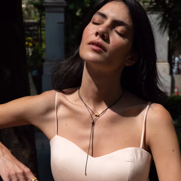 Sautoir Ionos -collier pour femme ajustable en ras du cou- lacet noir et breloque dorée en forme de volute -savoir faire artisanal Photyne