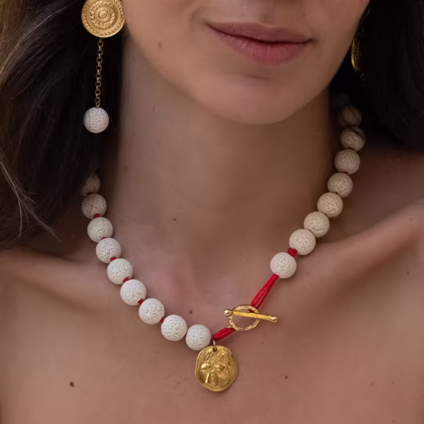 Collier élégant en pierre de lave blanche, perles naturelles et médaille dorée antique, une création originale Photyne.