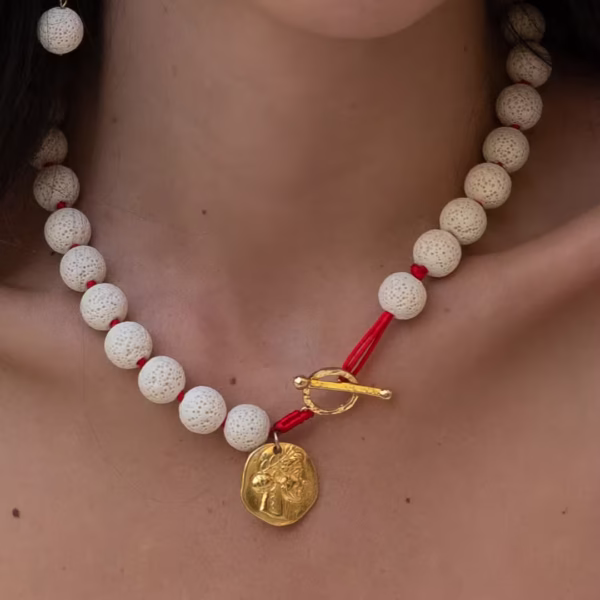 Collier Oia en pierre de lave blanche, perles 14mm et fermoir doré élégant, bijou artisanal inspiré de Santorin, une création Photyne.