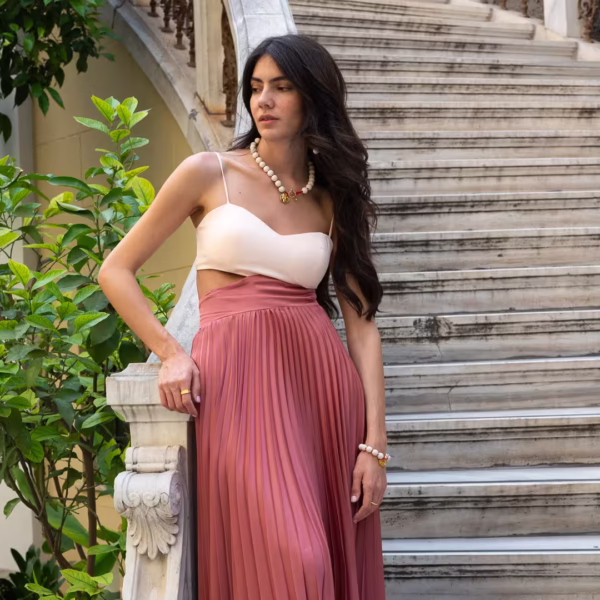 Jeune femme portant le collier et le bracelet Oia en perles de lave blanche - des bijoux Photyne