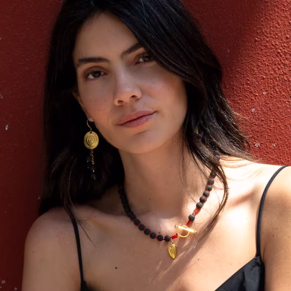 Collier long 47 cm Fira, perles de lave naturelle et fermoir doré raffiné, bijou artisanal volcanique, une création Photyne.