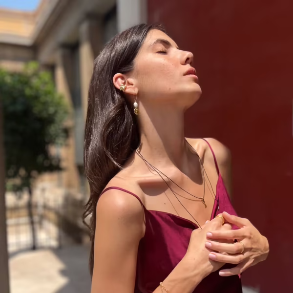 Collier-Sautoir pour femme- lacet noir et breloque poisson doré - modèle Iktis - un bijou Photyne