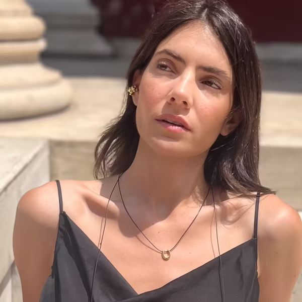 Sautoir pour femme Petalo,- lacet noir ajustable en ras du cou- breloque fer à cheval dorée - Photyne