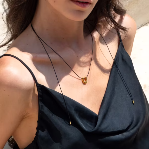 Ras du cou ajustable Pétalo - lacet noir et breloque fer à cheval dorée - savoir faire artisanal Photyne