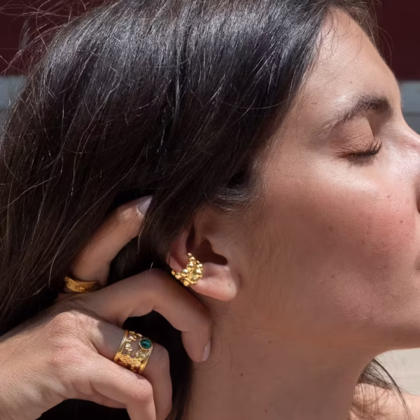 Gros plan sur la bague d'oreille Sfaira, au design minimaliste et affirmé pour une touche d'élégance discrète - un bijou Photyne