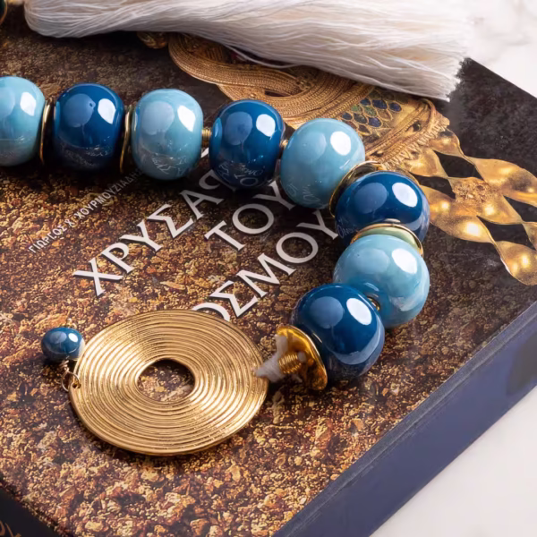 Komboloi décoratif grec Hellas - focus sur Médaillon spirale dorée, perles céramiques bleues bicolores - Photyne