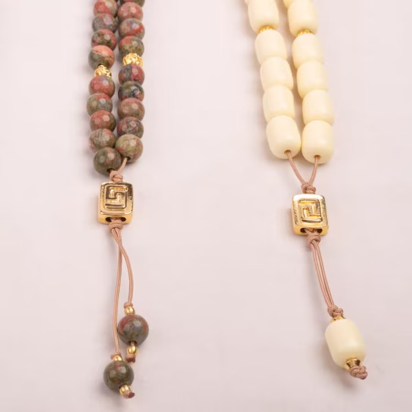 Gros plan sur komboloï grecs Ivoire et Oeil de tigre-Savoir faire artisanal-Photyne