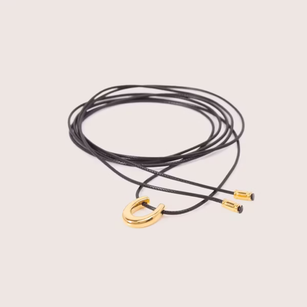 Sautoir Petalo composé lacet et son médaillon en forme de fer à cheval doré - un bijou Photyne