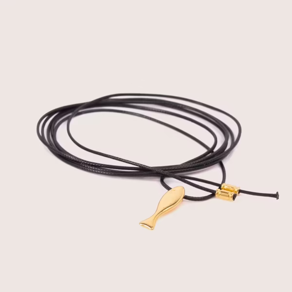 Sautoir pour femme Iktis et son médaillon doré en forme de petit poisson - un bijou Photyne