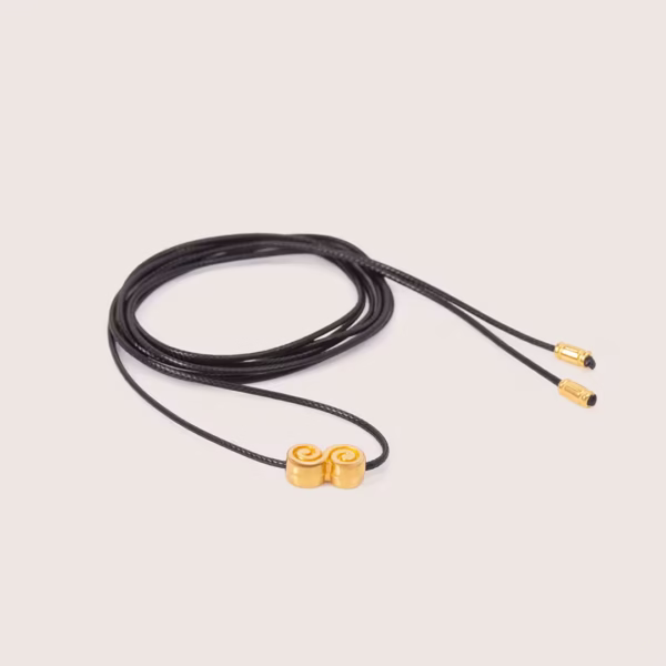 Sautoir pour femme Ionos et son médaillon doré en forme de volute grecque - un bijou Photyne