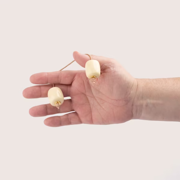 bégleri de couleur crème - deux perles liés par lacet de cuir brun -Photyne