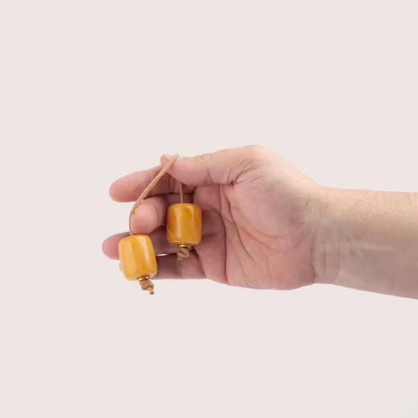 bégleri de couleur ambre - deux perles liées à un lacet de cuir brun - Photyne