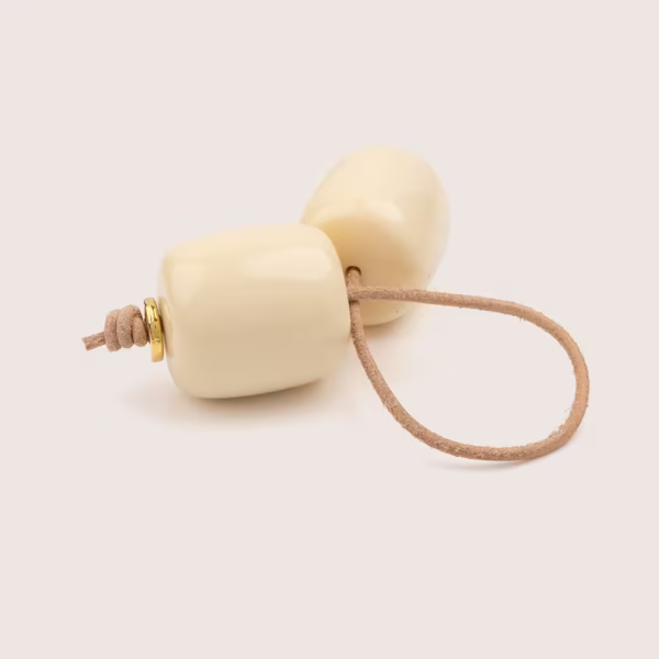 Focus sur le begeleri couleur crème de Photyne - une tradition entre passe temps et accessoire stylé