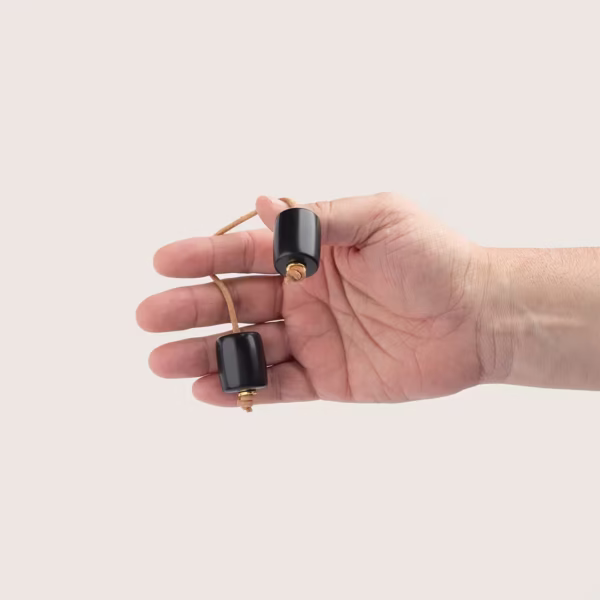 Main manipulant un Begleri noir-un passe temps traditionnel unique- Photyne