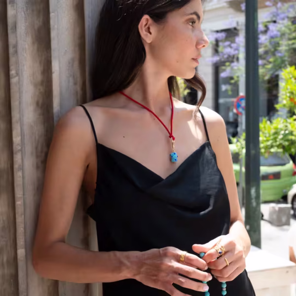 Sautoir fantaisie haut de gamme, perle artisanale en verre soufflé et breloque dorée à l’or fin, une création originale Photyne.