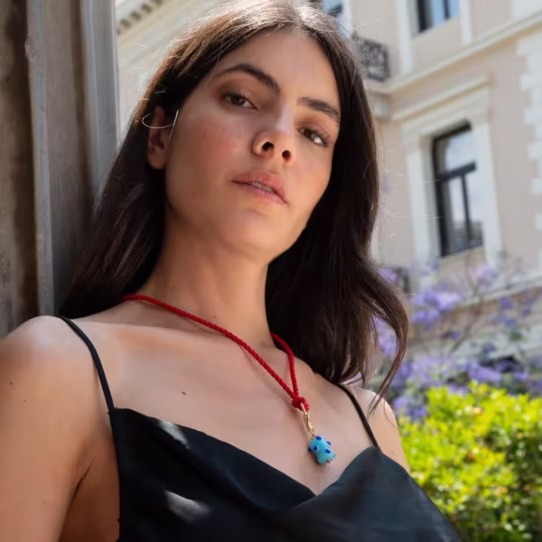 Bijou sautoir artisanal Fotia, perle soufflée à la main en Italie, monture dorée raffinée, création unique Photyne.