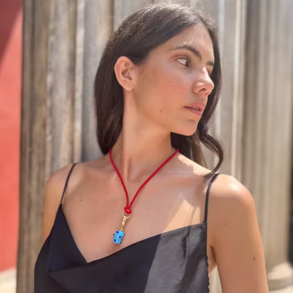 Sautoir élégant pour femme, perle artisanale rouge, bleu ou blanc et cordon torsadé coloré, savoir faire artisanal Photyne.