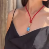 Collier sautoir coloré Fotia, perle de verre artisanale bleue et cordon torsadé rouge, bijou élégant, une création Photyne