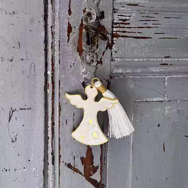 Porte-bonheur artisanal Angelos, ange protecteur en métal doré et émail blanc, talisman de paix et harmonie, une création Photyne.