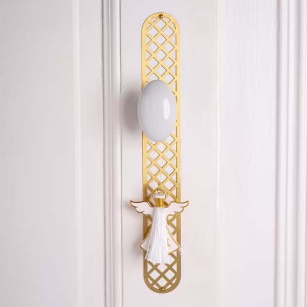 Objet déco porte chance, ange doré et pompon blanc, cadeau symbolique protecteur, une création originale Photyne.