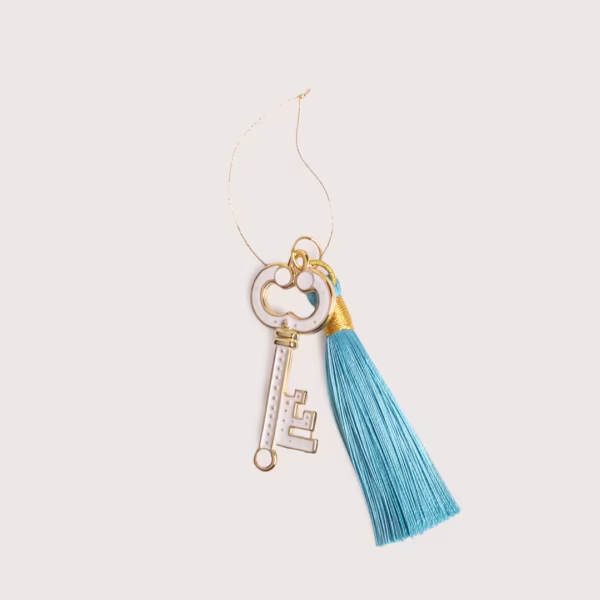 Porte-bonheur artisanal Kleidi, clé dorée émaillée symbole de nouveaux départs, objet porte bonheur méditerranéen, une création Photyne.