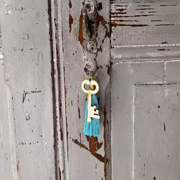 Symbole porte-bonheur traditionnel, clé dorée protectrice à suspendre, attire chance et harmonie, savoir faire artisanal Photyne.