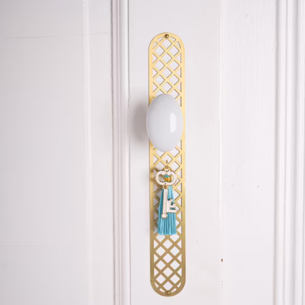 Objet porte chance décoratif, clé dorée avec pompon turquoise, symbole méditerranéen d’ouverture et de protection, savoir faire artisanal Photyne.