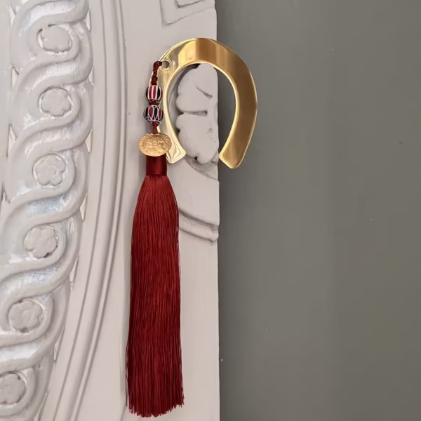 Porte bonheur à suspendre ou poser, fer à cheval doré traditionnel avec pompon terracotta, sagesse et chance, une création Photyne.