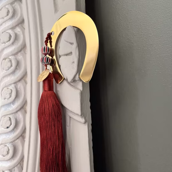 Objet déco porte-bonheur, fer à cheval en métal doré avec médaille Athéna et perles, symbole d’harmonie et chance, une création originale Photyne.