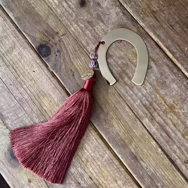 Symbole porte-bonheur traditionnel, fer à cheval artisanal suspendu avec perles africaines, talisman de protection et bonheur, savoir faire artisanal Photyne.