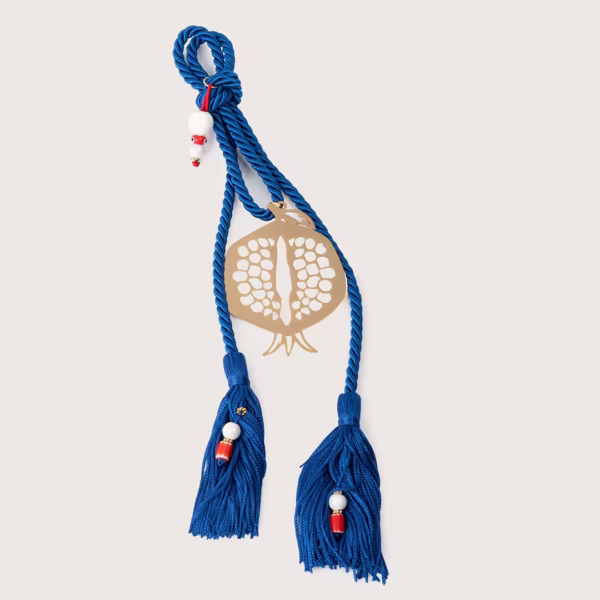 Superbe porte-bonheur artisanal, grenade ajourée suspendue sur cordon bleu, symbole universel de chance et abondance, savoir faire artisanal Photyne.