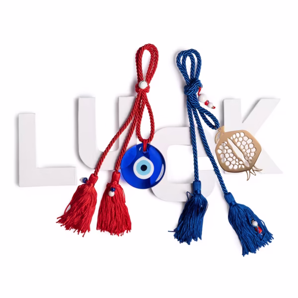 Deux Porte-bonheurs grenade et oeil grec à suspendre, métal doré, verre , passementerie et perle africaines, symboles de chance , de prospérité et de protection, une création originale Photyne.