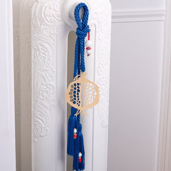 Talisman décoratif grenade en métal doré, perles céramiques et africaines, idéal objet déco porte bonheur, création unique Photyne.